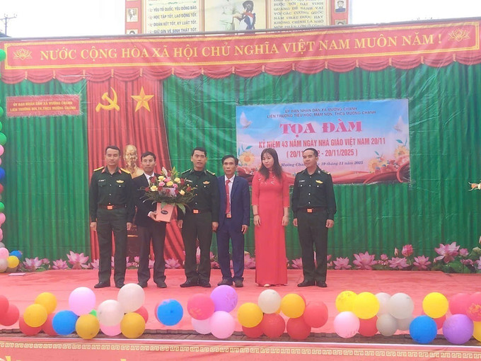Đồn Biên phòng Quang Chiểu thường xuyên phối hợp với các nhà trường trên địa bàn rà soát các em học sinh có hoàn cảnh đặc biệt khó khăn để hỗ trợ kịp thời. Ảnh: Nguyễn Nam/TTXVN