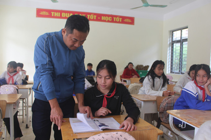 Từ khi được nhận đỡ đầu trong chương trình “Con nuôi Biên phòng”, em Lương Ngọc Thanh đã thay đổi rõ rệt: nhanh nhẹn hơn, tự tin hơn và tiến bộ từng ngày trong học tập. Ảnh: Nguyễn Nam/TTXVN