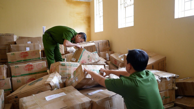 Lực lượng chức năng kiểm tra số hàng hóa chưa được cấp phép lưu hành. Ảnh: TTXVN phát Lực lượng chức năng kiểm tra số hàng hóa chưa được cấp phép lưu hành. Ảnh: TTXVN phát