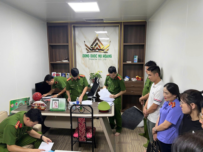 Lực lượng chức năng tỉnh Yên Bái kiểm tra, khám xét nơi làm việc của Chi nhánh Công ty TNHH Thương mại sản xuất, xuất nhập khẩu Đông Dược Nữ Hoàng. Ảnh: TTXVN phát Lực lượng chức năng tỉnh Yên Bái kiểm tra, khám xét nơi làm việc của Chi nhánh Công ty TNHH Thương mại sản xuất, xuất nhập khẩu Đông Dược Nữ Hoàng. Ảnh: TTXVN phát