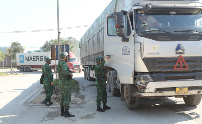 Tổ tuần tra cơ động Bộ đội Biên phòng cửa khẩu Chi Ma kiểm tra phương tiện vận tải hàng hóa trong khu vực cửa khẩu.