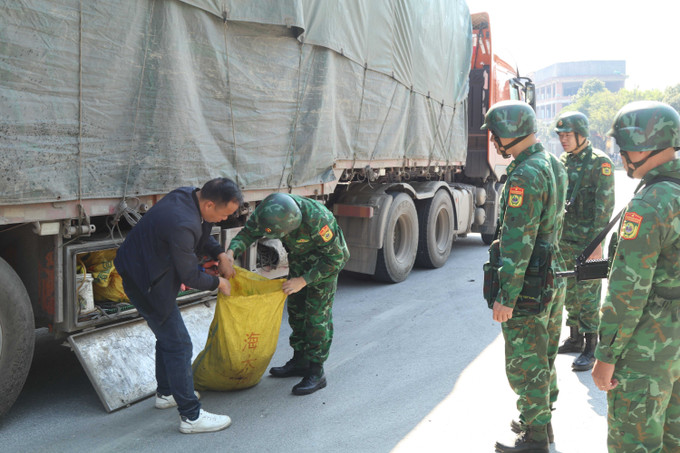 Tổ tuần tra cơ động Bộ đội Biên phòng cửa khẩu Chi Ma kiểm tra phương tiện vận tải hàng hóa trong khu vực cửa khẩu.