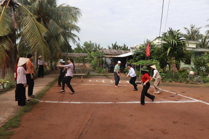 Du khách hào hứng với các trò chơi tại Điểm du lịch cộng đồng Cồn Chim, xã Hòa Minh (Vĩnh Long). Ảnh: TTXVN phát Du khách hào hứng với các trò chơi tại Điểm du lịch cộng đồng Cồn Chim, xã Hòa Minh (Vĩnh Long). Ảnh: TTXVN phát