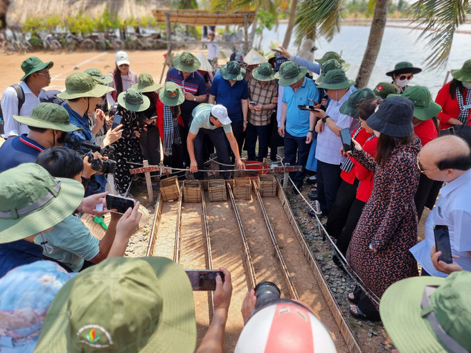 Du khách hào hứng với các trò chơi tại Điểm du lịch cộng đồng Cồn Chim, xã Hòa Minh (Vĩnh Long). Ảnh: TTXVN phát du-lich-xanh-02102025-02.jpg