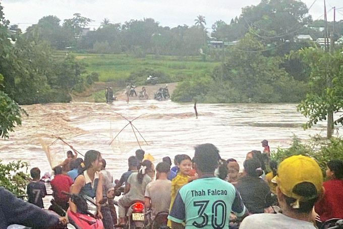 Đập tràn thôn Mơ Năng, xã Kin Tân, huyện Ia Pa, tỉnh Gia Lai, bị ngập sâu, gây ách tắc giao thông. Ảnh: TTXVN phát Đập tràn thôn Mơ Năng, xã Kin Tân, huyện Ia Pa, tỉnh Gia Lai, bị ngập sâu, gây ách tắc giao thông. Ảnh: TTXVN phát