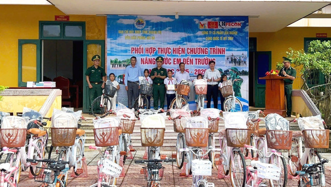 Những phần quà ý nghĩa được trao cho các em học sinh ngay trước thềm khai giảng năm học mới. Ảnh: TTXVN phát bien-gioi-bien-04092025-01.jpg