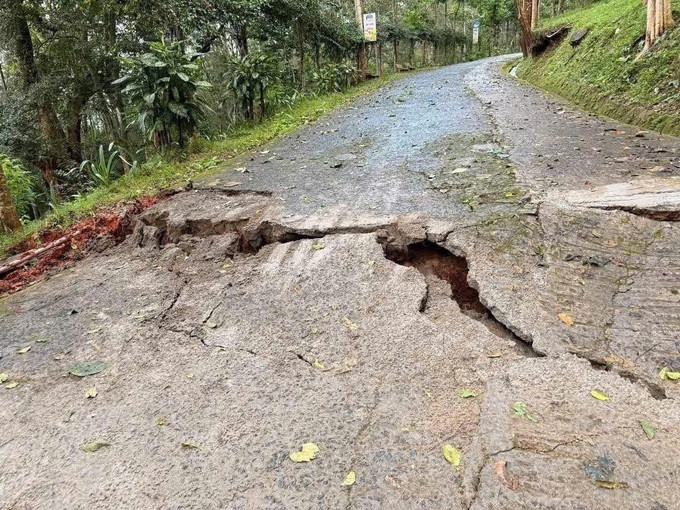 Các vết nứt lớn tại khu vực có nguy cơ sạt lở ở đồi Yang Yeh, xã Hòa Sơn, tỉnh Đắk Lắk. Ảnh: TTXVN phát