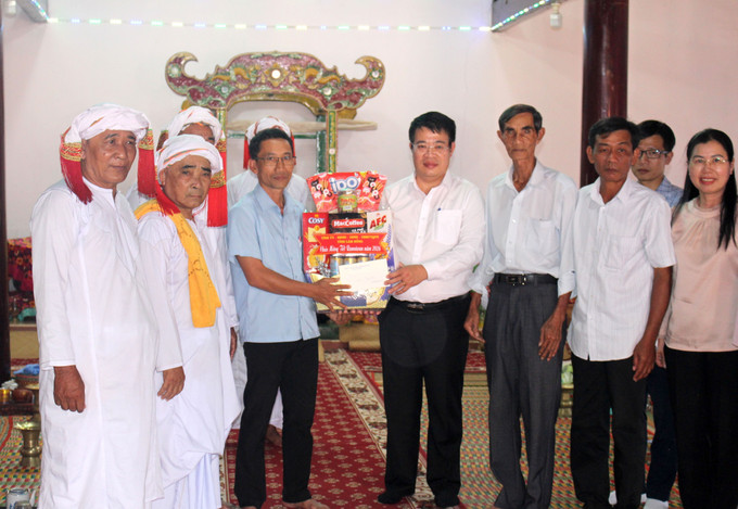 Ông Nguyễn Ngọc Phúc, Phó Chủ tịch UBND tỉnh đến thăm và chúc tết ban điều hành các thôn Lâm Giang, xã Hàm Thuận Bắc.