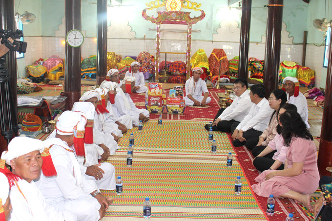 Đoàn công tác của Tỉnh ủy, HĐND, UBND, Ủy ban MTTQ Tổ quốc Việt Nam tỉnh Lâm Đồng Các đoàn đã đến thăm và chúc tết các vị sư cả, chức sắc đang thực hiện tháng chay niệm tại các chùa.