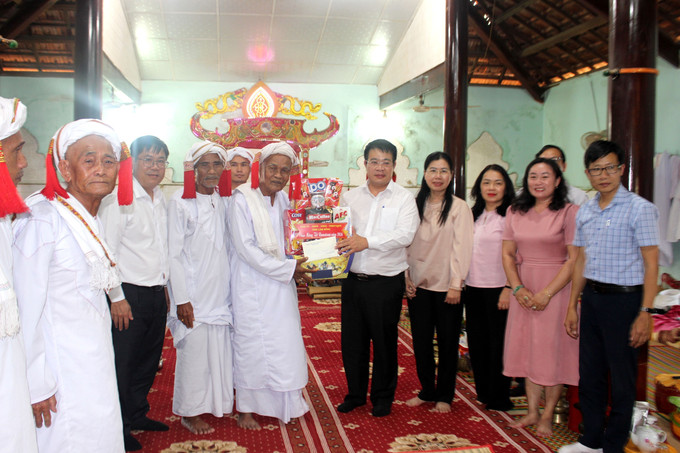 Đoàn công tác của Tỉnh ủy, HĐND, UBND, Ủy ban MTTQ Tổ quốc Việt Nam tỉnh Lâm Đồng thăm chúc tết các sư cả tại chùa Giang Mâu, xã Hàm Thuận Bắc.