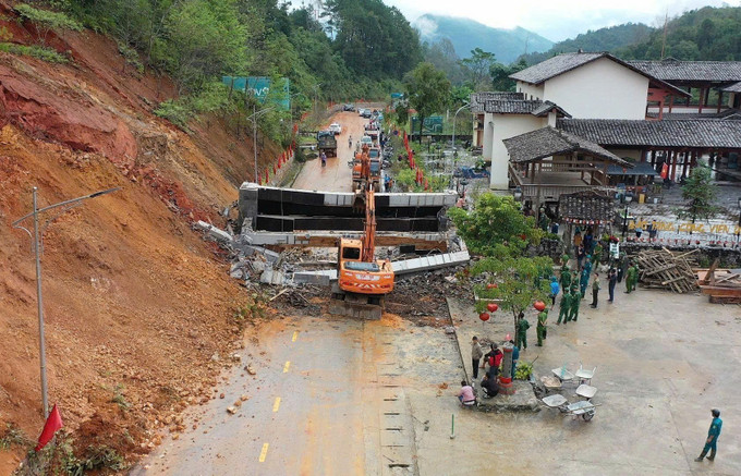 Chính quyền địa phương khắc phục sự cố sập cổng chào xã Đồng Văn (Tuyên Quang). Ảnh: TTXVN phát Chính quyền địa phương khắc phục sự cố sập cổng chào xã Đồng Văn (Tuyên Quang). Ảnh: TTXVN phát