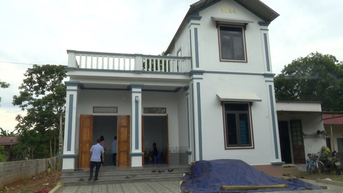 Anh Nguyễn Hữu Tường, thôn Định Tường, xã Thạch Định, huyện Thạch Thành được hỗ trợ 80 triệu đồng xây nhà mới, hiện có chỗ ở ổn định, tập trung phát triển kinh tế hộ gia đình. Ảnh: Nguyễn Nam/TTXVN nha-moi-thanh-hoa-29052025-02.jpg