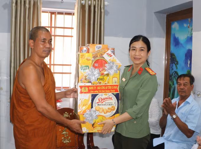 Đại diện Công an tỉnh Cà Mau trao quà cho Đại đức Trần Rươl Trụ trì chùa Trà Kha A (phường Bạc Liêu).