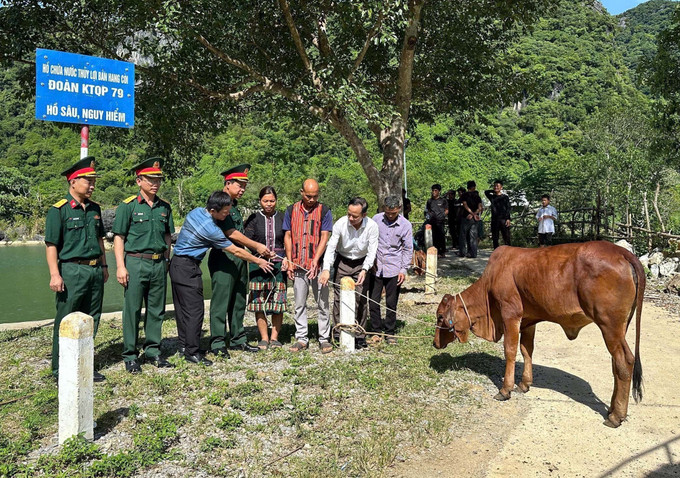 Đoàn Kinh tế - Quốc phòng 79 (Binh đoàn 15) trao tặng bò giống sinh sản cho người dân cụm Còi, bản Còi Đá, xã Kim Ngân. Ảnh: TTXVN phát Đoàn Kinh tế - Quốc phòng 79 (Binh đoàn 15) trao tặng bò giống sinh sản cho người dân cụm Còi, bản Còi Đá, xã Kim Ngân. Ảnh: TTXVN phát