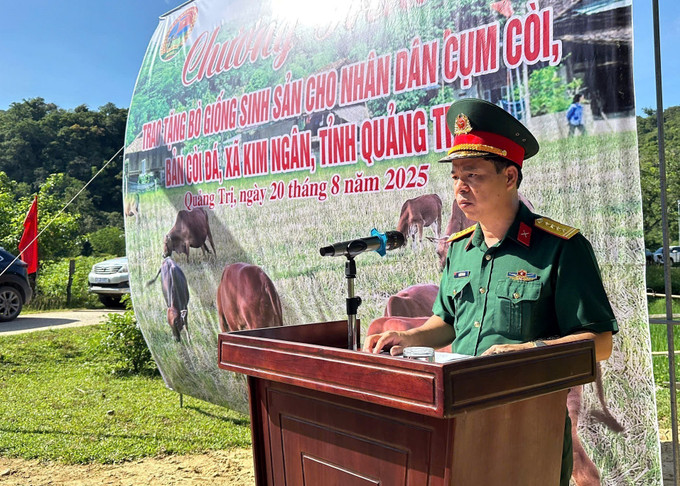 Đại tá Khuất Bá Cao, Bí thư Đảng ủy, Phó Tư lệnh Binh đoàn 15, phát biểu tại chương trình trao tặng bò giống sinh sản cho người dân cụm Còi, bản Còi Đá, xã Kim Ngân. Ảnh: TTXVN phát coi-da-giong-20082025-03.jpg