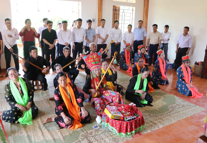 Tái hiện sinh hoạt dân gian lễ cúng Then trong lễ hội Then Kin Pang của người Thái trắng ở khu vực Mường So, Khổng Lào, Lai Châu. Tái hiện sinh hoạt dân gian lễ cúng Then trong lễ hội Then Kin Pang của người Thái trắng ở khu vực Mường So, Khổng Lào, Lai Châu.