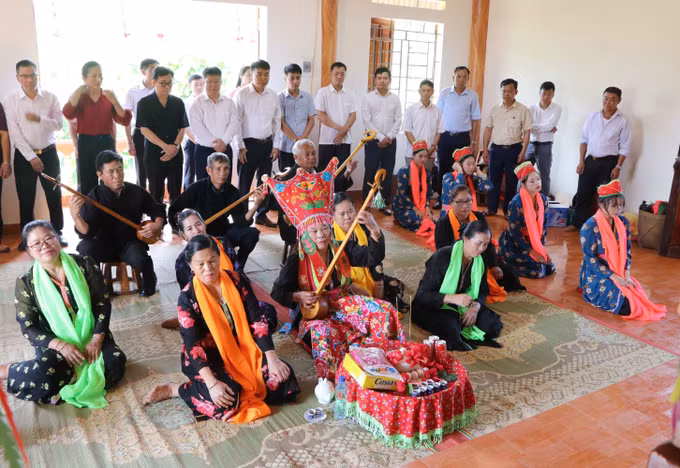 Tái hiện sinh hoạt dân gian lễ cúng Then trong lễ hội Then Kin Pang của người Thái trắng ở khu vực Mường So, Khổng Lào, Lai Châu.
