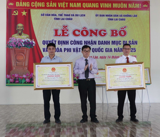 Cục Di sản văn hoá trao trao chứng nhận Di sản văn hoá phi vật thể Quốc gia Lễ Cấp sắc của người Dao Tuyển. Cục Di sản văn hoá trao trao chứng nhận Di sản văn hoá phi vật thể Quốc gia Lễ Cấp sắc của người Dao Tuyển.