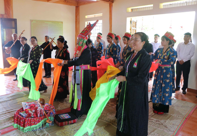 Tái hiện sinh hoạt dân gian lễ cúng Then trong lễ hội Then Kin Pang của người Thái trắng ở khu vực Mường So, Khổng Lào, Lai Châu. Tái hiện sinh hoạt dân gian lễ cúng Then trong lễ hội Then Kin Pang của người Thái trắng ở khu vực Mường So, Khổng Lào, Lai Châu.