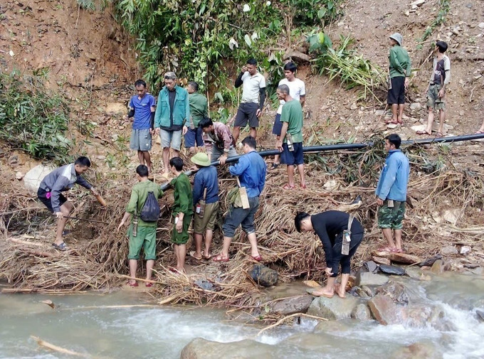 Để có nguồn nước suối trong, sạch, đảm bảo an toàn, người dân trong bản Na Kho phải lên núi tìm khe nước, dẫn nguồn hệ thống ống dẫn để cả bản dùng chung. Ảnh: TTXVN phát Để có nguồn nước suối trong, sạch, đảm bảo an toàn, người dân trong bản Na Kho phải lên núi tìm khe nước, dẫn nguồn hệ thống ống dẫn để cả bản dùng chung. Ảnh: TTXVN phát
