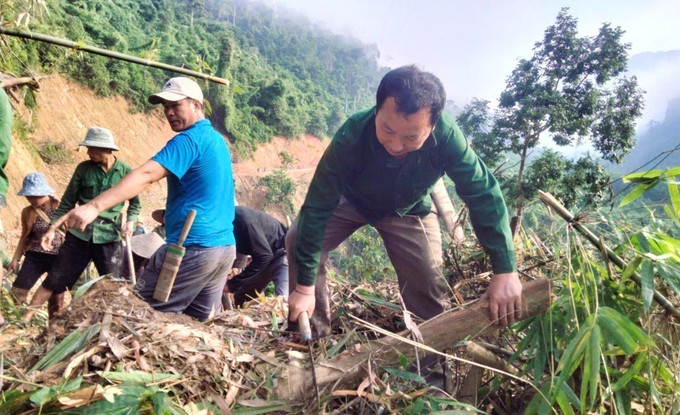 Người dân chặt hạ các thân cây đổ chắn ngang, mở lối đi trên tại điểm sạt lở trên con đường độc đạo nối bản Na Kho với các bản vùng ngoài và trung tâm xã Nga My. Ảnh: Xuân Tiến/TTXVN Người dân chặt hạ các thân cây đổ chắn ngang, mở lối đi trên tại điểm sạt lở trên con đường độc đạo nối bản Na Kho với các bản vùng ngoài và trung tâm xã Nga My. Ảnh: Xuân Tiến/TTXVN