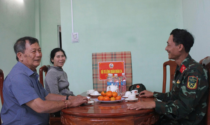 Sư đoàn 10, Quân đoàn 34 (Bộ Quốc phòng) thăm và tặng quà cho gia đình người dân vừa có nhà mới.