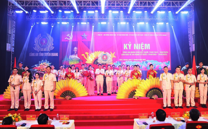 Cán bộ, chiến sĩ Công an tỉnh Tuyên Quang biểu diễn chương trình văn nghệ đặc sắc chào mừng. Cán bộ, chiến sĩ Công an tỉnh Tuyên Quang biểu diễn chương trình văn nghệ đặc sắc chào mừng.