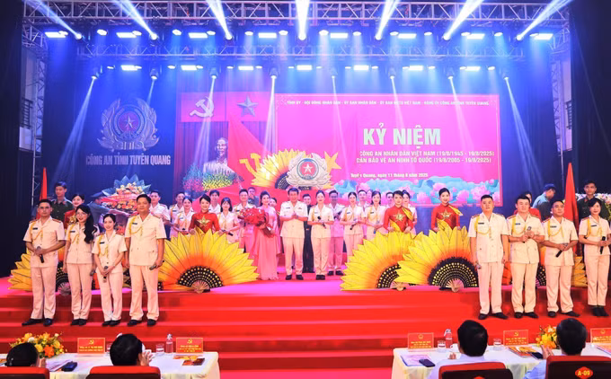 Cán bộ, chiến sĩ Công an tỉnh Tuyên Quang biểu diễn chương trình văn nghệ đặc sắc chào mừng.