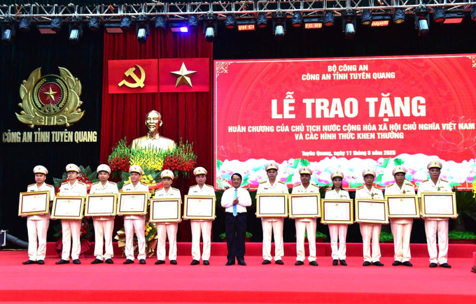 Ủy viên Trung ương Đảng, Bí thư Tỉnh ủy Tuyên Quang Hầu A Lềnh trao tặng các phần thưởng cao quý của Bộ Công an cho các tập thể, cá nhân của Công an tỉnh Tuyên Quang. Ủy viên Trung ương Đảng, Bí thư Tỉnh ủy Tuyên Quang Hầu A Lềnh trao tặng các phần thưởng cao quý của Bộ Công an cho các tập thể, cá nhân của Công an tỉnh Tuyên Quang.