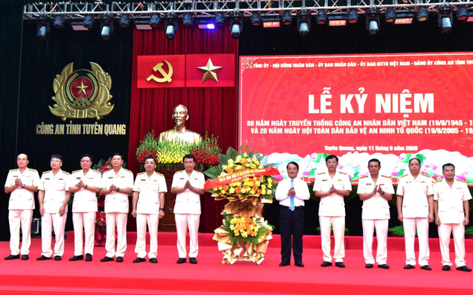 Ủy viên Trung ương Đảng, Bí thư Tỉnh ủy Tuyên Quang Hầu A Lềnh tặng hoa chúc mừng Đảng ủy, Ban Giám đốc Công an tỉnh Tuyên Quang. cong-an-tuyen-quan-50-08112025-01.jpg