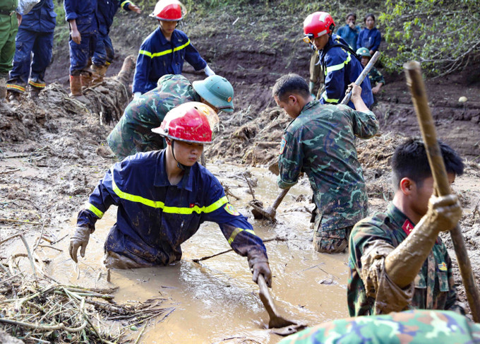 Lực lượng chức năng nỗ lực tìm kiếm các nạn nhân mất tích. Lực lượng chức năng nỗ lực tìm kiếm các nạn nhân mất tích.