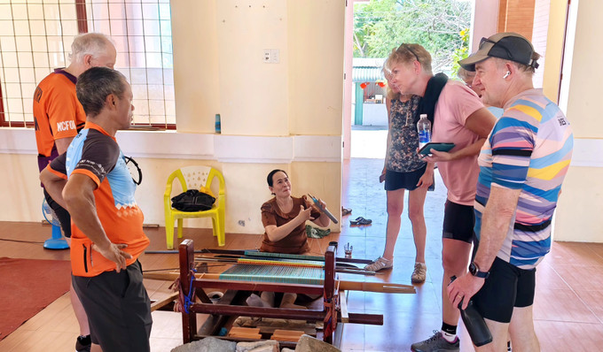 Du khách tham quan, tìm hiểu nghề dệt thổ cẩm tại Hợp tác xã dệt thổ cẩm Chăm Mỹ Nghiệp (xã Ninh Phước, Khánh Hòa).