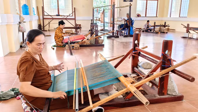 Thành viên Hợp tác xã dệt thổ cẩm Chăm Mỹ Nghiệp (xã Ninh Phước, Khánh Hòa) sản xuất sản phẩm phục vụ thị trường.