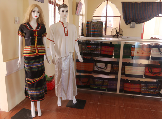 Sản phẩm thổ cẩm của Hợp tác xã dệt thổ cẩm Chăm Mỹ Nghiệp (xã Ninh Phước, Khánh Hòa).