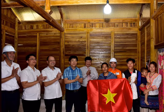 Niềm vui có điện của người dân bản Tia Ma Mủ, xã Tà Tổng.