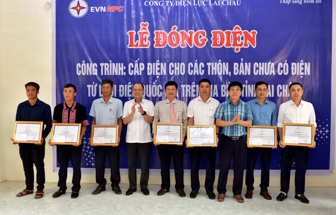 Công ty Điện lực Lai Châu khen thưởng cho các tập thể, cá nhân có thành tích xuất sắc trong triển khai thực hiện dự án.