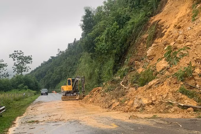 Lực lượng chức năng xã Văn Lang huy động phương tiện xử lý sạt lở tại quốc lộ 70B để đảm bảo giao thông thông suốt, an toàn. Ảnh: TTXVN phát