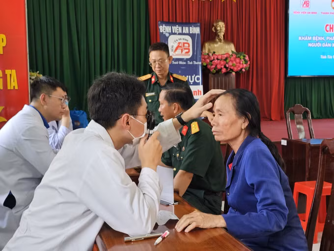 Tổ chức khám bệnh, phát thuốc cho người dân ở biên giới Tây Ninh.