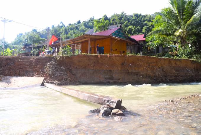 Vị trí cầu gỗ bắc qua suối Nậm Ngân đã bị lũ ống, lũ quét cuốn trôi; bờ suối bị sạt lở nghiêm trọng trước sức mạnh tàn phá, hung hãn của lũ ống, lũ quét.