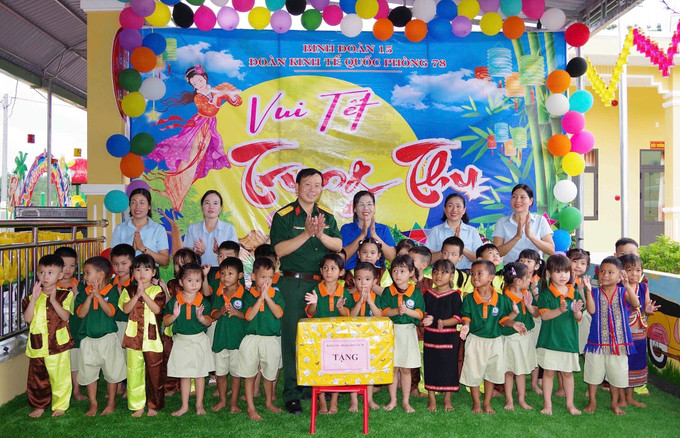 Hơn 20.000 phần quà được các Đoàn Kinh tế Quốc phòng trực thuộc Binh đoàn 15 trao cho các cháu thiếu nhi tại 19 xã tại tỉnh Gia Lai nhân dịp Trung thu 2025. trung-thu-gia-lai-06102025-04.jpg