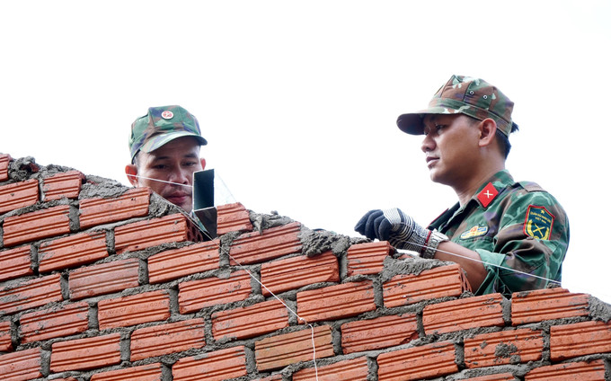 Các cán bộ, chiến sĩ Ban chỉ huy Phòng thủ khu vực 1 - Sơn Tịnh (Bộ chỉ huy Quân sự tỉnh Quảng Ngãi) gấp rút triển khai thi công nhà ở cho các hộ dân Tây Trà.