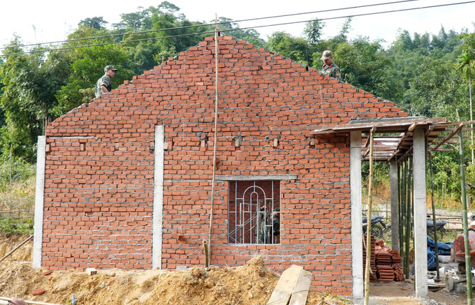 Những ngôi nhà mới nơi rẻo cao Tây Trà (Quảng Ngãi) dần thành hình từ “Chiến dịch Quang Trung”.