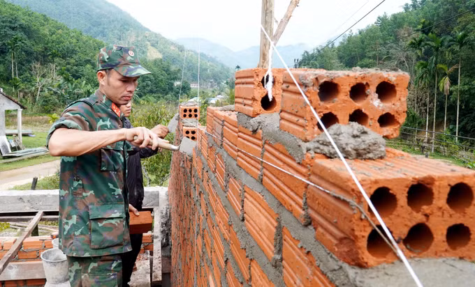 Các cán bộ, chiến sĩ Ban chỉ huy Phòng thủ khu vực 1 - Sơn Tịnh (Bộ chỉ huy Quân sự tỉnh Quảng Ngãi) gấp rút triển khai thi công nhà ở cho các hộ dân Tây Trà.