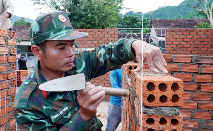 Các cán bộ, chiến sĩ Ban chỉ huy Phòng thủ khu vực 1 - Sơn Tịnh (Bộ chỉ huy Quân sự tỉnh Quảng Ngãi) gấp rút triển khai thi công nhà ở cho các hộ dân Tây Trà.