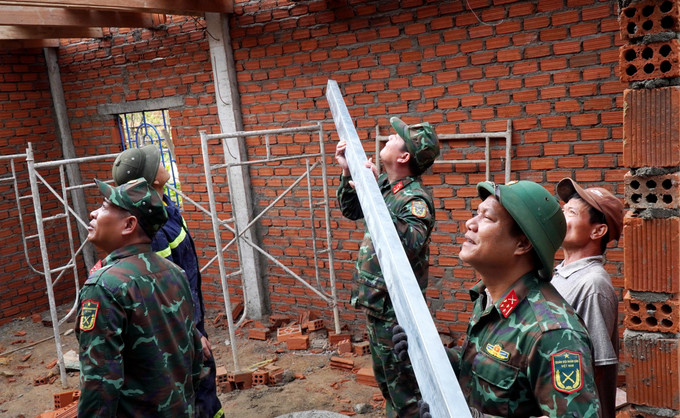 Các cán bộ, chiến sĩ Ban chỉ huy Phòng thủ khu vực 1 - Sơn Tịnh (Bộ chỉ huy Quân sự tỉnh Quảng Ngãi) gấp rút triển khai thi công nhà ở cho các hộ dân Tây Trà.