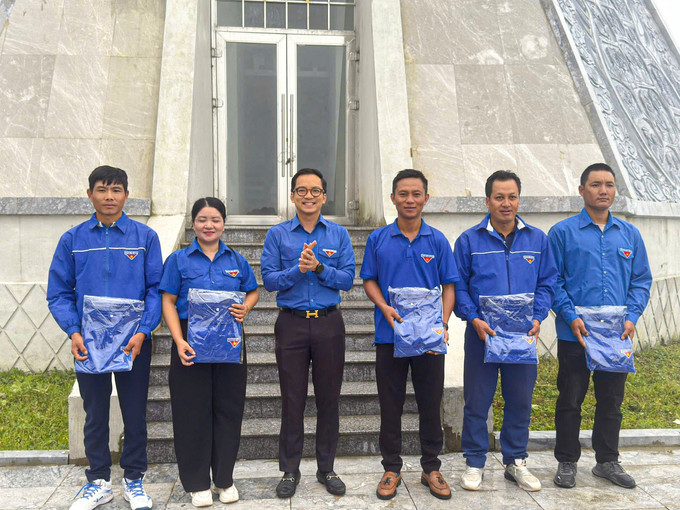 Lãnh đạo Tỉnh đoàn Điện Biên tặng quà và áo Đoàn cho đoàn viên thanh niên xã Sín Thầu. Ảnh: TTXVN phát Lãnh đạo Tỉnh đoàn Điện Biên tặng quà và áo Đoàn cho đoàn viên thanh niên xã Sín Thầu. Ảnh: TTXVN phát