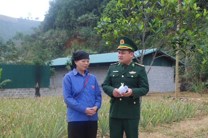 Bộ đội Biên phòng Bản Lầu tuyên truyền, hướng dẫn nhân dân các nội dung liên quan đến công tác bầu cử. Ảnh: Hương Thu/TTXVN