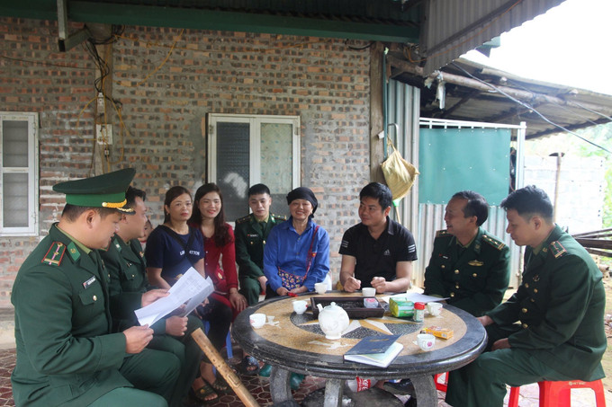 Cán bộ, chiến sỹ Đồn Biên phòng Bản Lầu tuyên truyền, vận động về công tác bầu cử. Ảnh: Hương Thu/ TTXVN