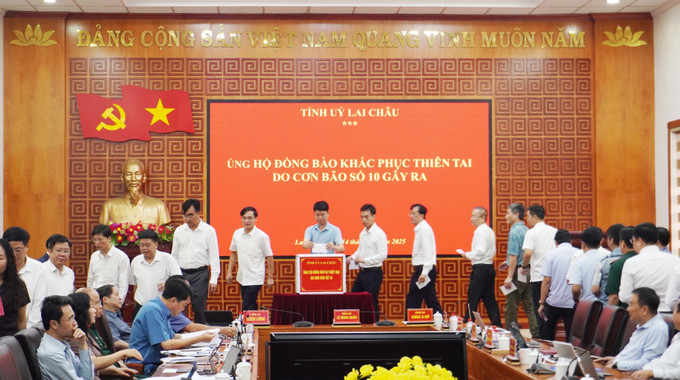 Các đại biểu dự Hội nghị đánh giá tình hình triển khai thực hiện và vận hành mô hình chính quyền địa phương 2 cấp sau 3 tháng đi vào hoạt động tại Lai Châu ủng hộ đồng bào khắc phục thiên tai do cơn bão số 10 gây ra. Các đại biểu dự Hội nghị đánh giá tình hình triển khai thực hiện và vận hành mô hình chính quyền địa phương 2 cấp sau 3 tháng đi vào hoạt động tại Lai Châu ủng hộ đồng bào khắc phục thiên tai do cơn bão số 10 gây ra.