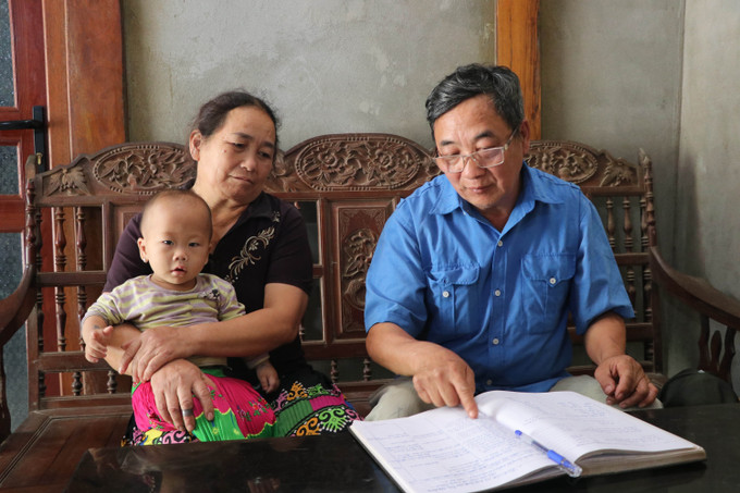 Ông Lầu Văn Thào, Bí thư Chi bộ thôn Nà Tang, xã Hùng Lợi, huyện Yên Sơn thường xuyên đến các hộ gia đình tuyên truyền các chủ trương, chính sách của Đảng và Nhà nước. Ảnh: Hoàng Hải - TTXVN Ông Lầu Văn Thào, Bí thư Chi bộ thôn Nà Tang, xã Hùng Lợi, huyện Yên Sơn thường xuyên đến các hộ gia đình tuyên truyền các chủ trương, chính sách của Đảng và Nhà nước. Ảnh: Hoàng Hải - TTXVN